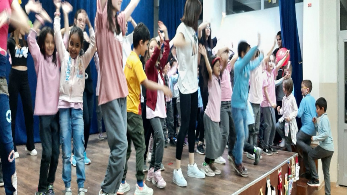Çocuk Gelişimi Alanı Öğrencilerinden Koç İlkokulu Öğrencilerine Tiyatro ve Animasyon Gösterisi